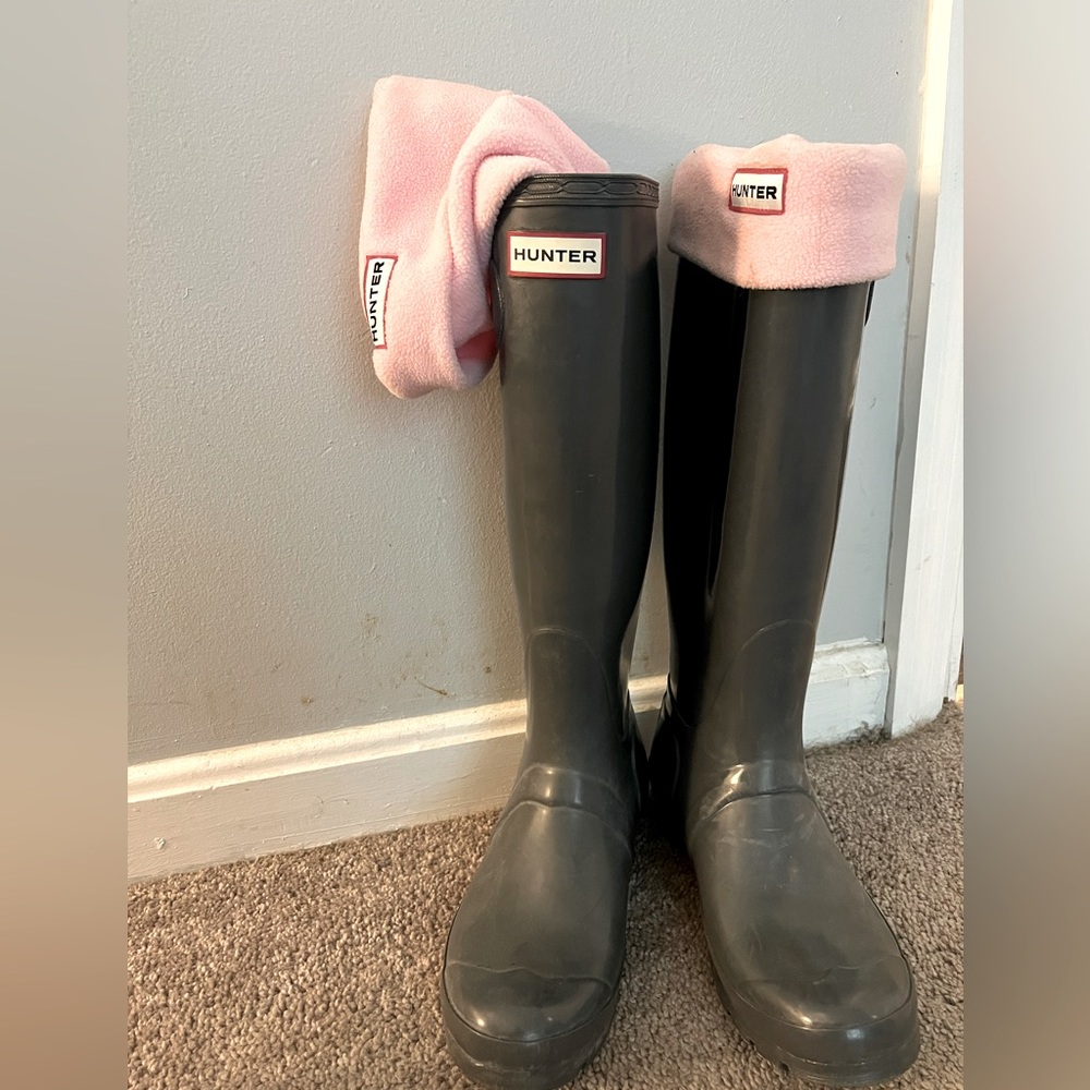 UK 5 / US 6 gray Hunter rain boots—-socks included!